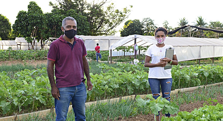 Valderi Salazar e Marcelina Santos atendem produtores das hortas