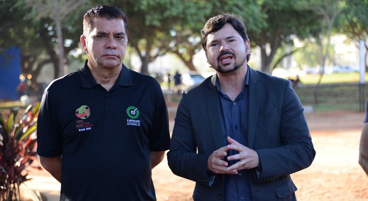 Prefeito Amstha ao lado do secretário executivo do Iclei América do Sul, Rodrigo Perpétuo