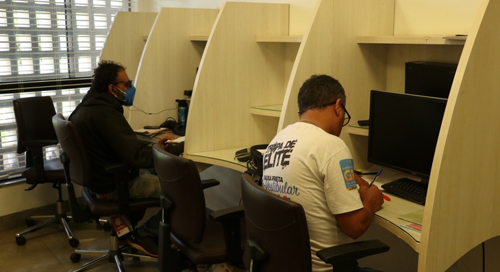 Alunos podem utilizar o laboratório de informática da biblioteca para acessar computadores e internet wi-fi
