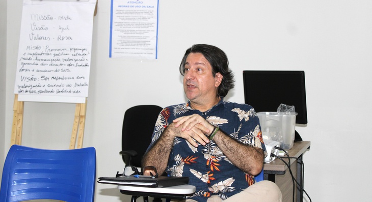 Docente facilitador da Fesp, Marcos Fabiano Monteiro, durante aula