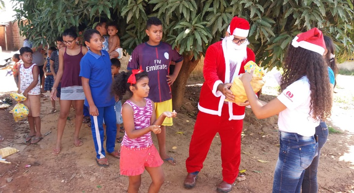 Representado pelo jornalista Carlos Gomes,  Papai Noel chegou em uma Kombi lotada de presentes e distribuiu brinquedos como bolas, bonecas e carrinhos