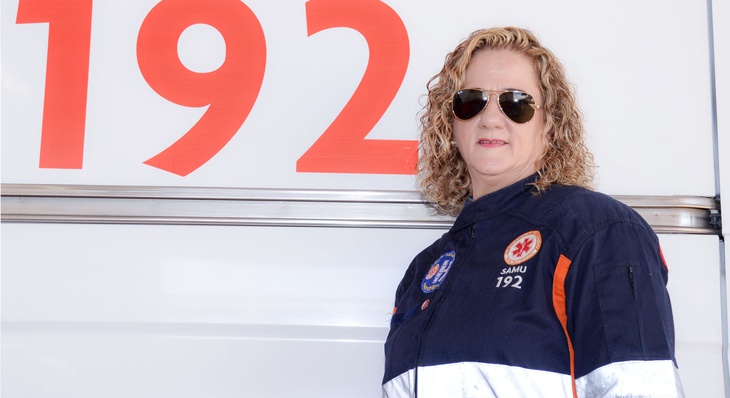 Claudete Nascimento atua no Samu 192 da Capital e destaca-se por ser a primeira mulher a conduzir uma ambulância do serviço como socorrista no Brasil