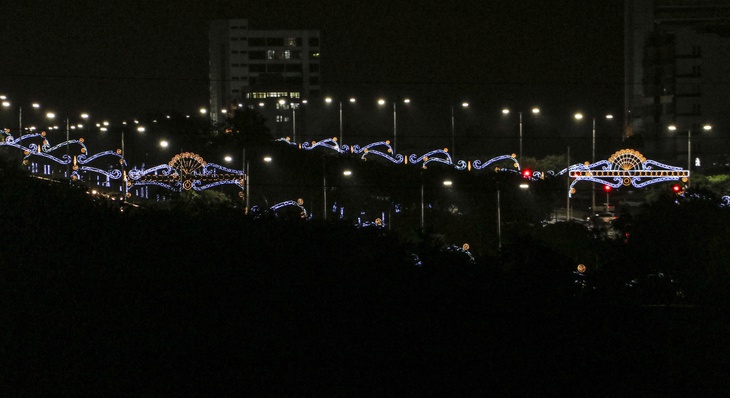 Luzes de Natal iluminam a principal avenida da cidade