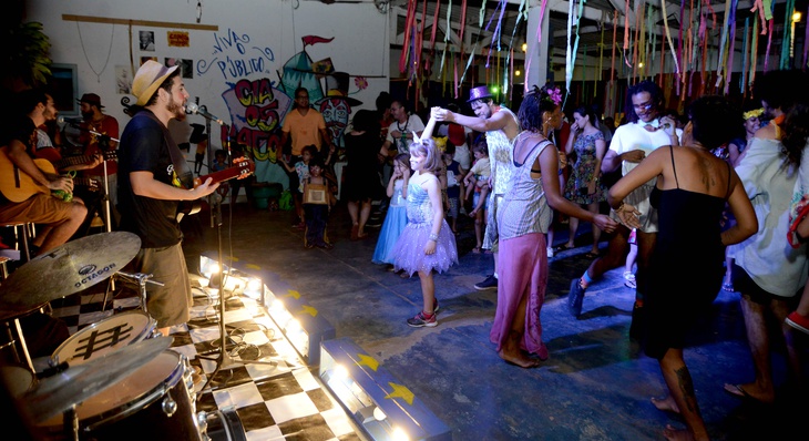 Festa teve início com a concentração no Canto das Artes e seguiu pelas ruas do Distrito