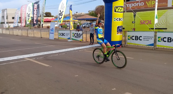 Atleta cruza a linha de chegada pela 41ª Copa Norte e Nordeste de Ciclismo