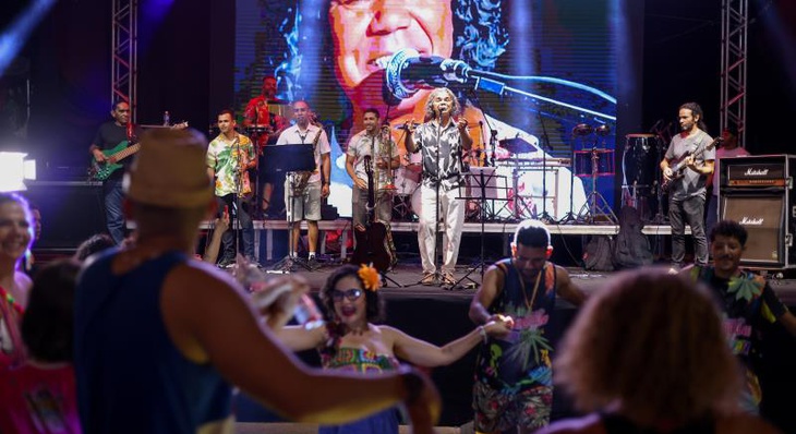 O cantor Dorivan e Banda Taquaranalta lideraram marchinhas carnavalescas