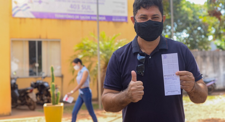 O jornalista Antônio Neves da Silva, 55 anos, foi se vacinar logo que as unidades começaram a atender