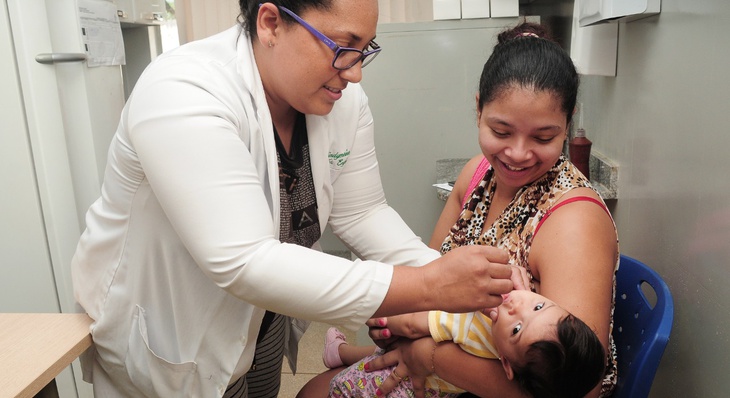 Durante o acompanhamento os profissionais de saúde observam a periodicidade das consultas de pré-natal, o calendário vacinal e o estado nutricional