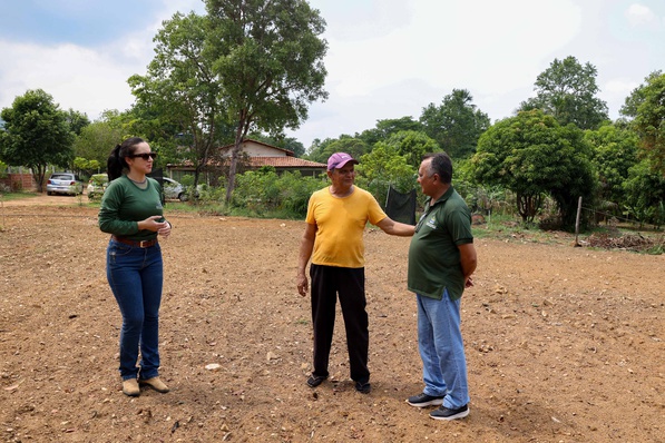 Engenheira de aquicultura, Maíra, juntamente com o agrônomo Luiz Antônio Santana Neto, visitaram a propriedade para prestar assistência ao produtor (de camisa amarela)