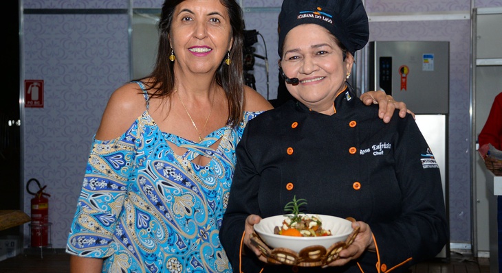 A goianiense Cassia Teixeira (à esq.) veio a Palmas especialmente para provar os pratos e aprender as receitas da Cozinha Show