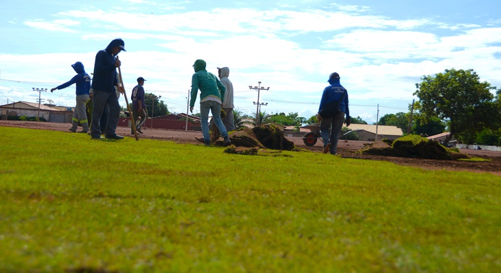 Funcionários da Seisp realizando a aplicação de gramado na terça-feira, 28, em campo em reforma no Aureny III 