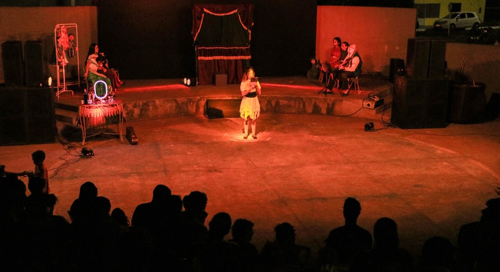 Apresentação da peça 'A Idade do Sonho' pela Cia de Teatro Fernanda Montenegro no distrito de Buritirana.