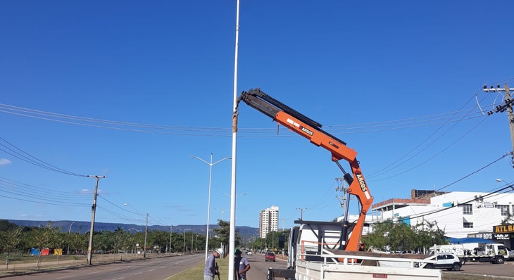 Diariamente equipes da Superintendência de Iluminação Pública realizam manutenções em ruas e avenidas