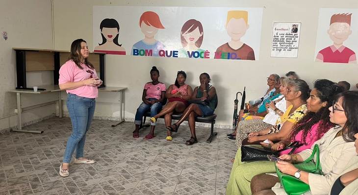 Equipe do Cras Taquaruçu contou com participação de voluntários locais para realização da ação do Dia da Mulher