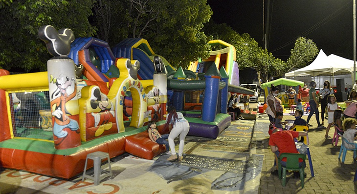 Espaço Kids conta com brinquedos infláveis, piscina de bolinhas, pula-pula e ainda oficinas de pinturas; área recreativa funciona das 18h30 às 22h30