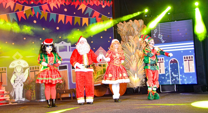 Papai Noel e sua turma marcaram presença na terceira noite do Arraiá