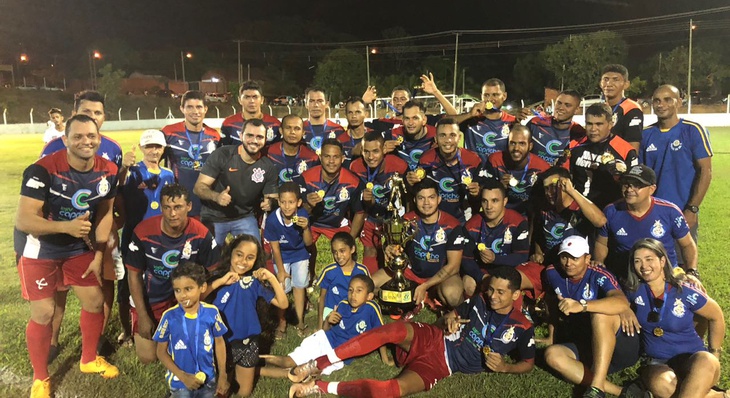 Jogadores do Morada do Sol II comemoram o título de campeão do Amador 2018 após campanha de sucesso