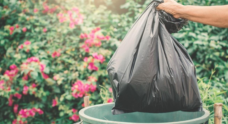Lixo deve ser acondicionado em dois sacos resistentes e separado dos demais resíduos da casa