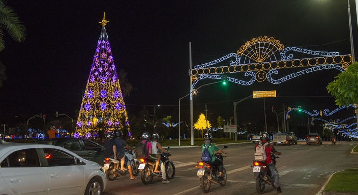 Decoração foi acesa em novembro de 2021 com novidades na decoração natalina como a árvore na Av. Teotônio Segurado