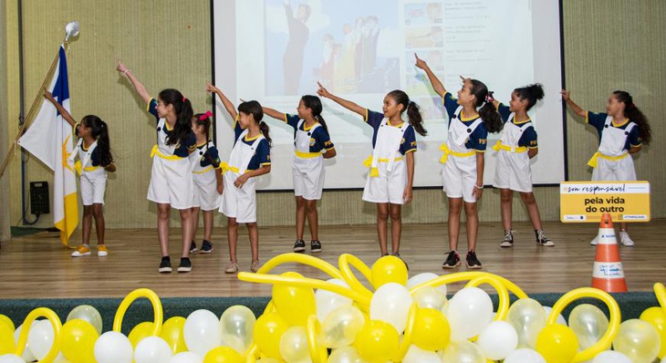 Alunas do 4º ano da ETI Padre Josimo Tavares apresentaram coreografias alusivas à campanha Maio Amarelo