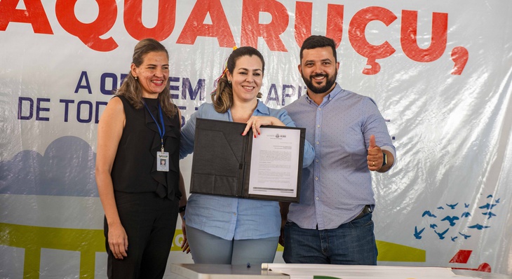 Prefeita, ao lado de Daniele (HD Consultoria) e Thiago Dourado, em assinatura de protocolo de intenção de adesão ao Terra Brasil