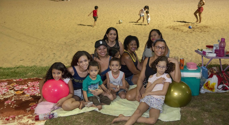A família da dona de casa Jucelene Oliveira Brito trouxe muita animação para o piquenique na praia