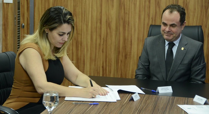 Prefeita e presidente do TRE - TO durante a assinatura na tarde desta segunda, 16