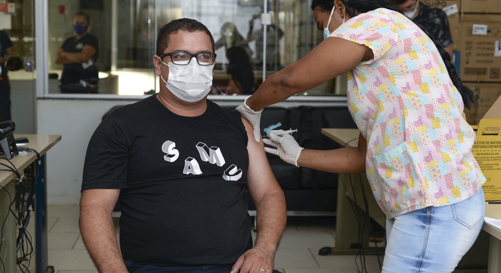 Enfermeiro socorrista do Samu, Marcos Moreira Rocha, foi o primeiro vacinado da unidade e conta que com a chegada da vacina reforçará o trabalho na unidade