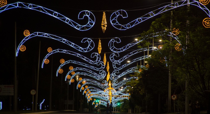 enfeites de Natal contam com três mil tubos de LED, 90 mil metros de mangueira e cinco mil strobos