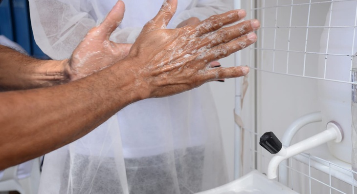 A constante higiene das mãos é uma das maneiras mais eficazes de proteção contra o vírus, segundo especialistas