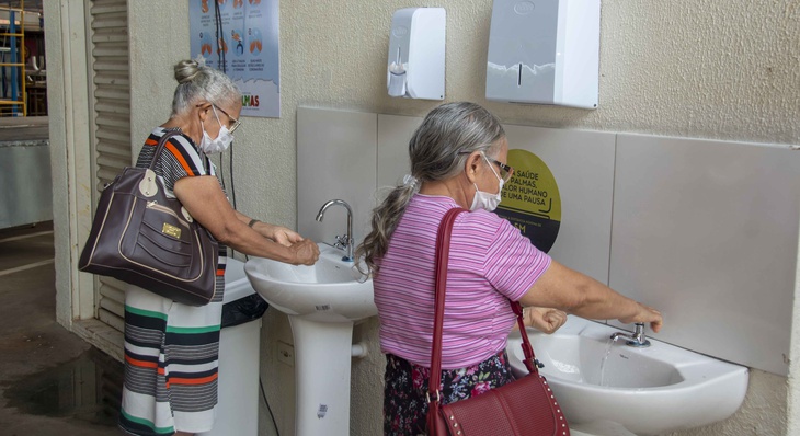 Pia para lavagem e higienização das mãos está disponível aos frequentadores da feira