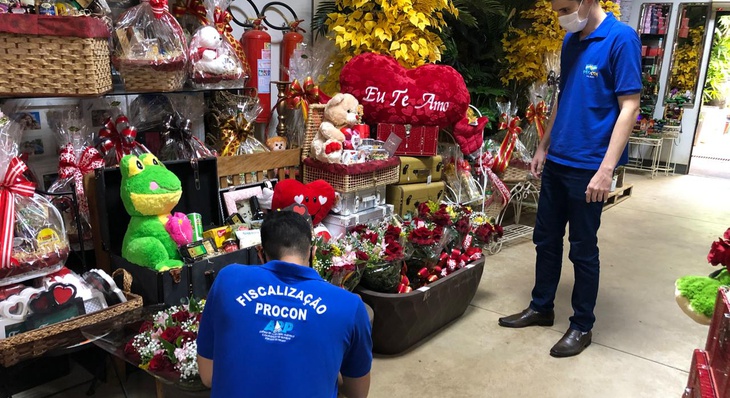 As equipes de fiscalização do órgão visitaram floriculturas, supermercados e  perfumarias em diversas regiões da cidade