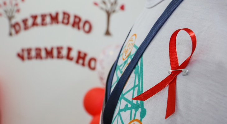 Dezembro Vermelho visa conscientizar a população para o tratamento precoce da síndrome da imunodeficiência adquirida (Aids) e testagem rápida para detecção de Infecções Sexualmente Transmissíveis (ISTs)