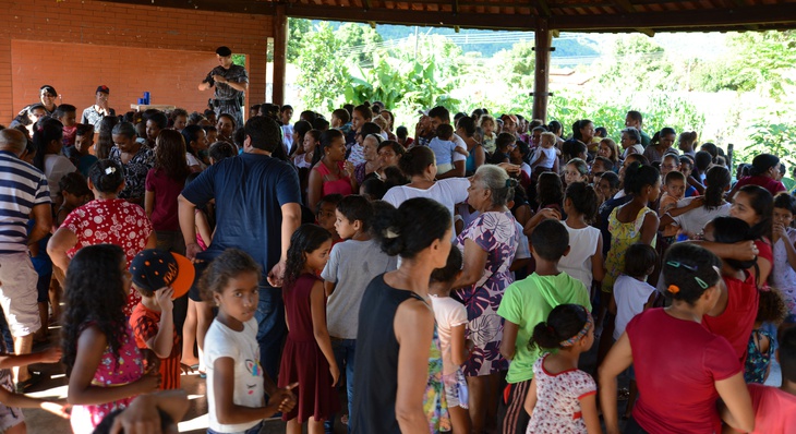 Crianças lotam Cras de Taquaruçu e conhecem policias da Rotam 