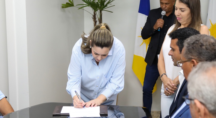 Prefeita Cinthia Ribeiro e representante da EHL (de branco), Marília Rodrigues, em ato de assinatura de autorização de início de obra