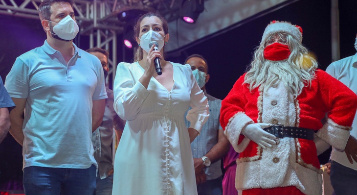 Cinthia, ao lado do esposo, Eduardo Mantoan, e do Papai Noel, durante inauguração da decoração natalina da Capital