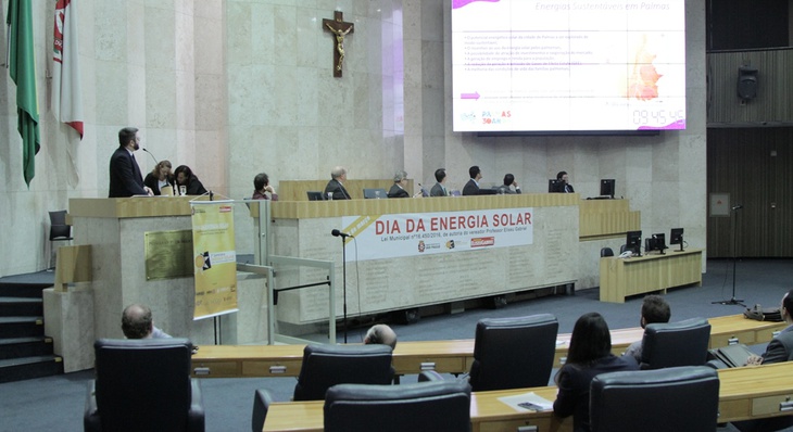 Secretário Eduardo Mantoan apresentando o Palmas Solar na Câmara Municipal de São Paulo