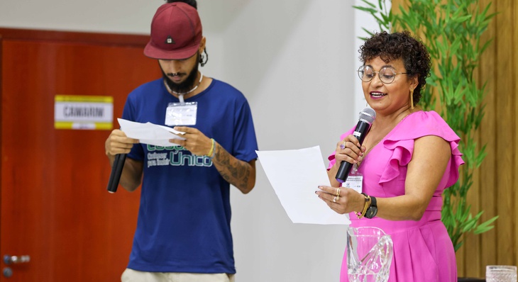 Servidores Weslane Cerqueira e José Iran apresentaram poesia