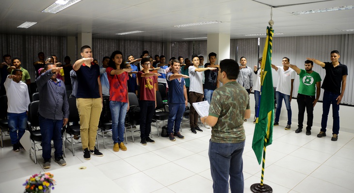Antes de receber o documento os jovens participaram da solenidade de juramento à Bandeira Nacional