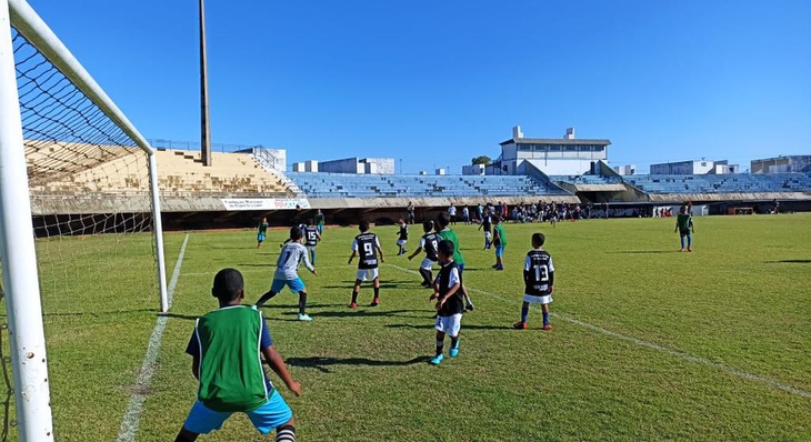 Escolinha de Iniciação Esportiva de Taquaruçu Grande joga partida de final de semestre letivo