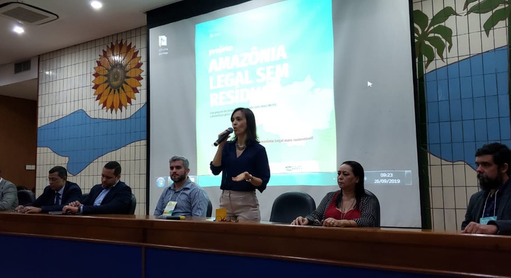 A presidente Meire Carreira apresentou um painel nas atividades da manhã sobre a experiência de Palmas na gestão de resíduos sólidos