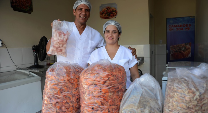 Feirantes Éder Lino de Araújo e Edna Pires deram nota dez para os novos boxes de pescados.