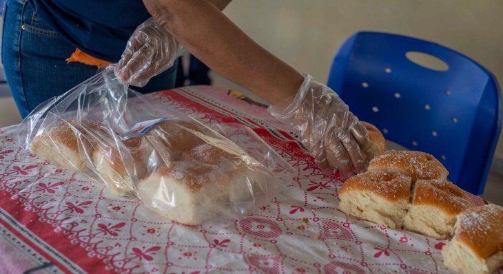 Além dos pães tradicionais, as famílias receberam roscas doces, o que fez a alegria da criançada