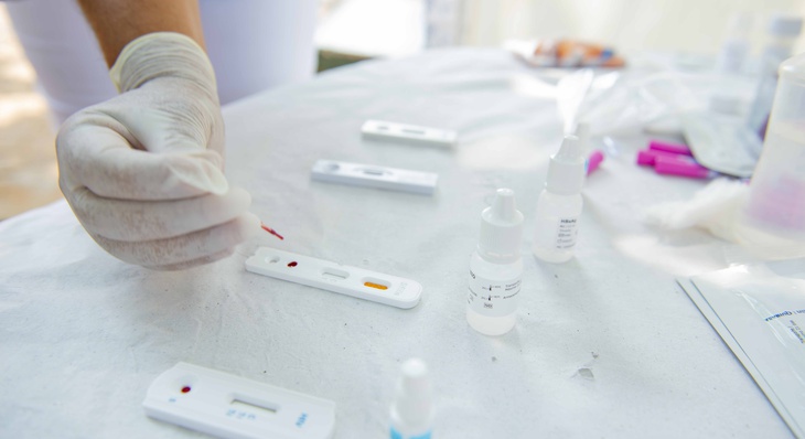 Foram disponibilizados testes rápidos, aferições de pressão, vacinação contra influenza, testes de glicemia e encaminhamentos para exames