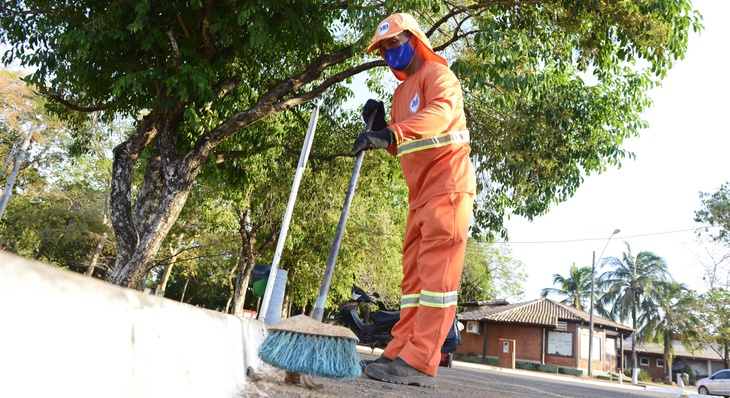 Trabalhadores da limpeza urbana desempenha um serviço essencial para a cidade