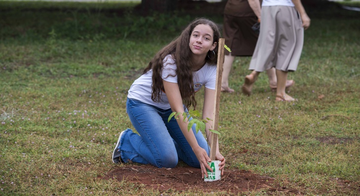  A estudante Érika Cristine diz que plantio de árvores colabora com um futuro melhor para as próximas gerações