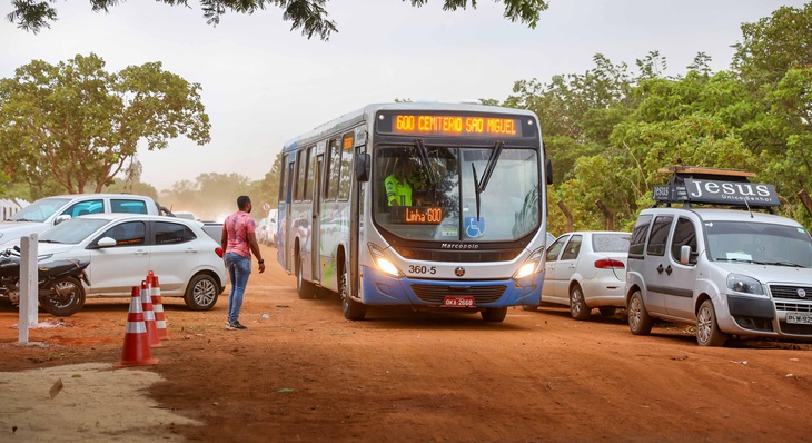 Linhas de ônibus gratuito atendem visitantes de Finados