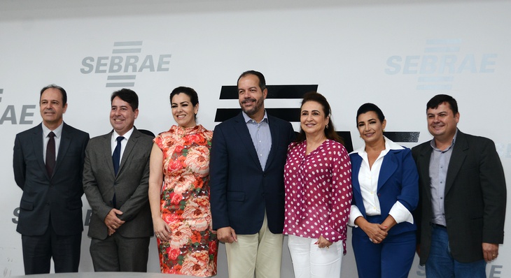 Rogério Ramos, Cinthia Ribeiro, senadora Kátia Abreu e nova Diretoria Executiva do Sebrae