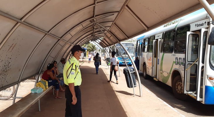 Agente de trânsito fiscaliza ônibus coletivos em estação de Palmas