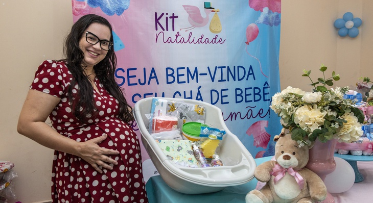 Aline Araújo se emocionou durante o chá de bebê e contou que estas são as primeiras 'coisinhas' do seu neném